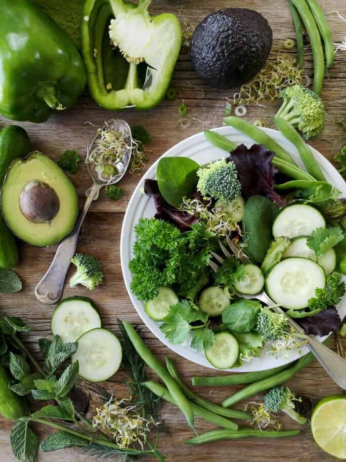 Sund måltid med avocado, brocoli, agurker og grøn salat
